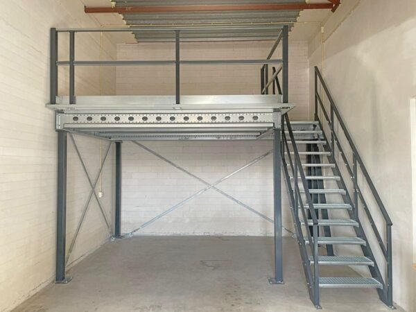 Mezzanine-Lagerplattform 10x10m| Belastbarkeit 500 kg/m² | mit Treppe, Geländer und Übergabepunkt